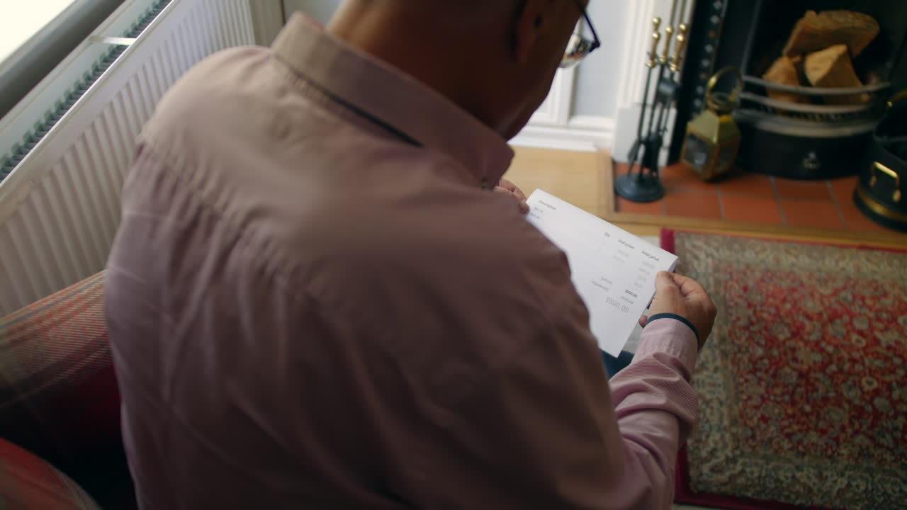 одинокий пожилой мужчина открывает долговое письмо