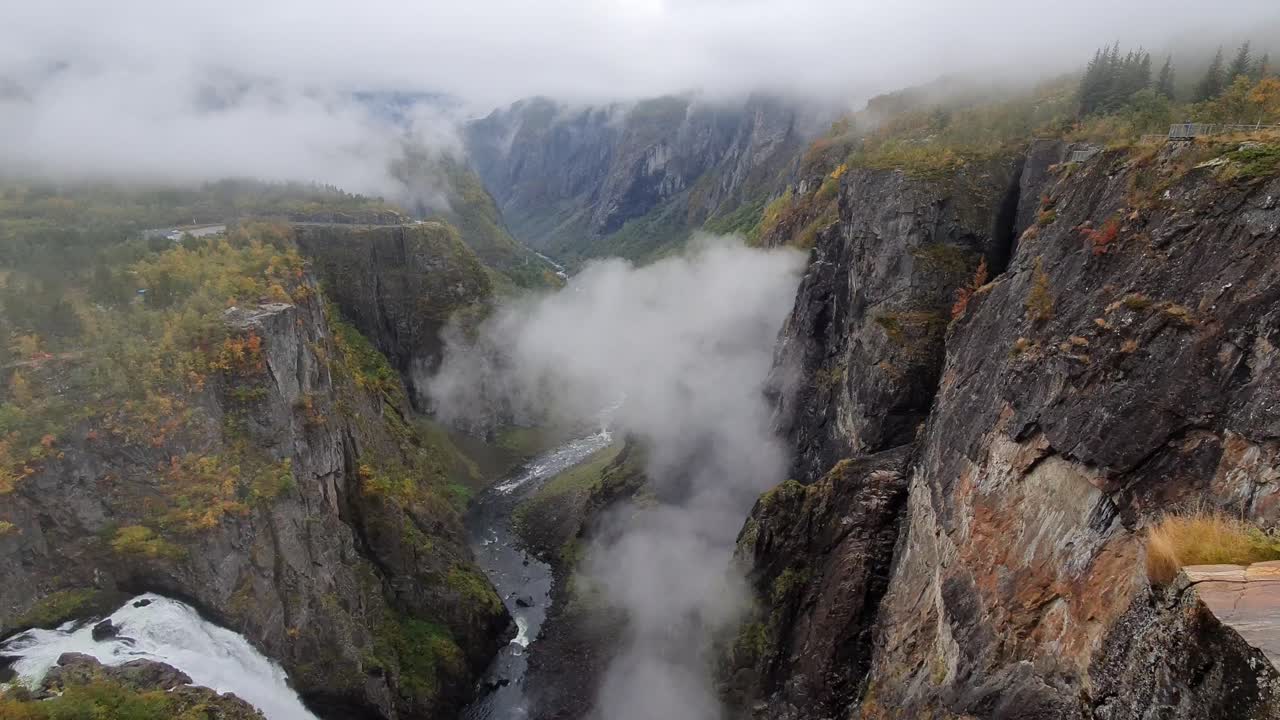 Vista dall'alto sull'impressionante Valle della cascata di Vøringsfoss in Norvegia