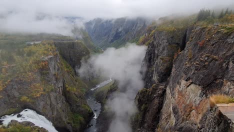 ver hacia abajo en el impresionante valle de la cascada de voringfoss en noway