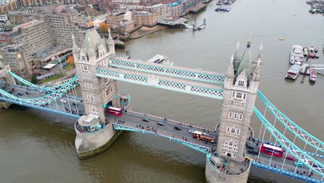 Dolly-En-Tiro-Inclinado-Hacia-Abajo-Del-Dron-Del-Puente-De-La-Torre-En-Londres,-Inglaterra,-Durante-El-Día