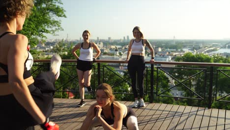 mujeres haciendo ejercicio al aire libre con vista a la ciudad