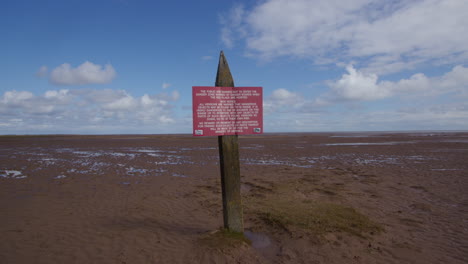 Plano-Amplio-De-Un-Tablón-De-Anuncios-Rojo-Mod-Que-Advierte-A-La-Gente-Sobre-El-área-De-Práctica-De-Tiro-En-Theddlethorpe,-Dunas,-Reserva-Natural-Nacional-En-Saltfleetby