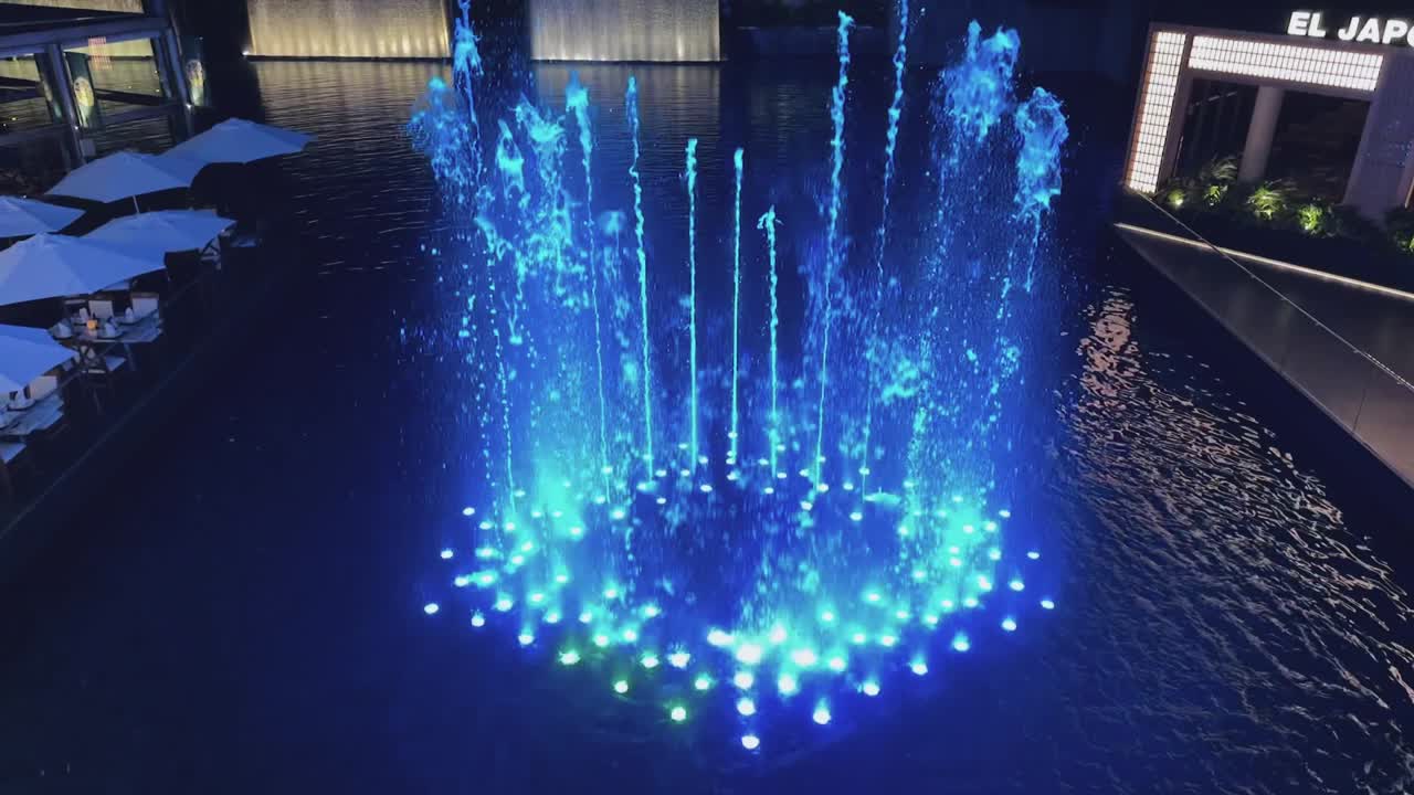 Lighting display at a fountain in a CDMX mall