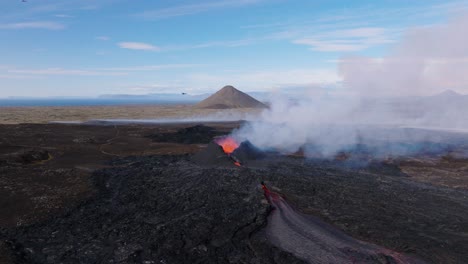 paisaje volcánico en islandia con montañas volcánicas activas y inactivas
