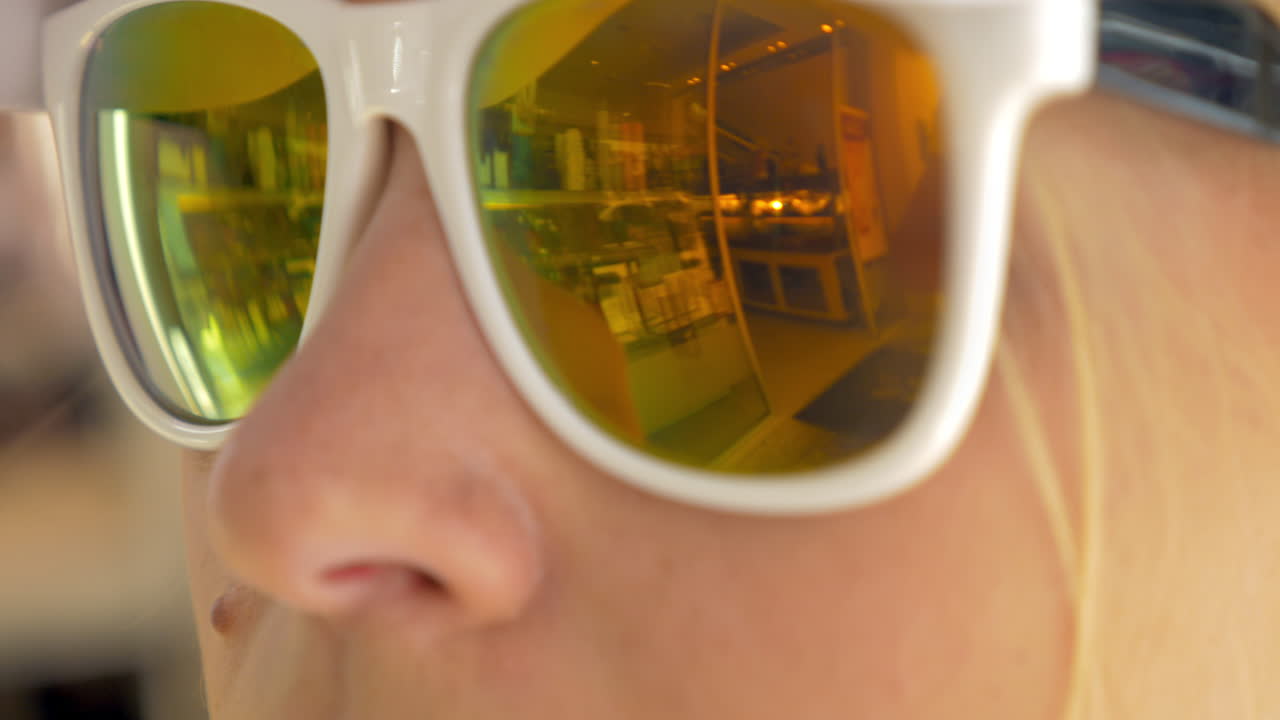 mujer con gorra poniéndose gafas de sol