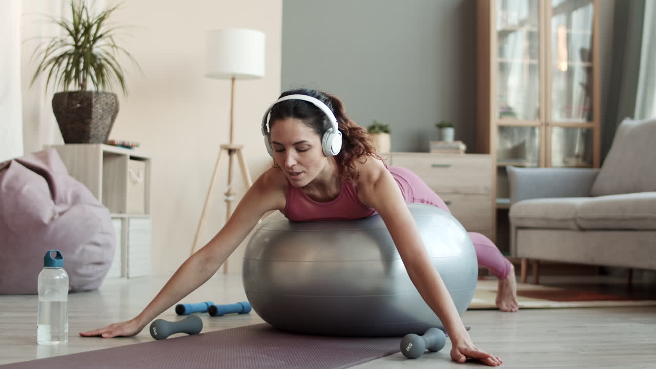 joven mujer caucásica haciendo ejercicio en fitball