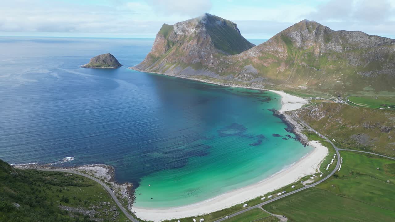 노르웨이의 여름에 로포텐 섬 비크 해변과 호클랜드 해변 - 공중 4k