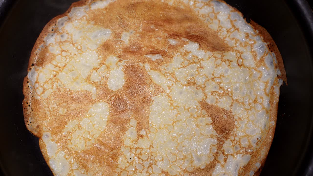 panqueque en la sartén. hacer panqueques.