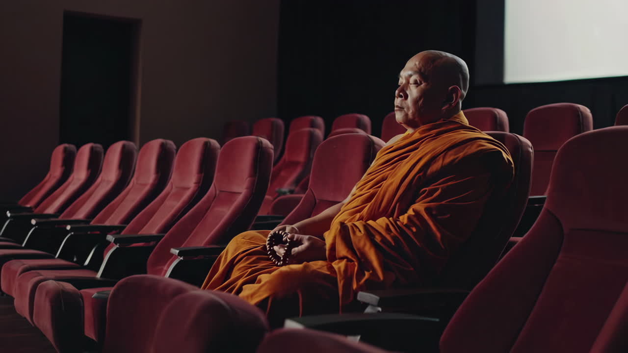 monje meditando en un cine