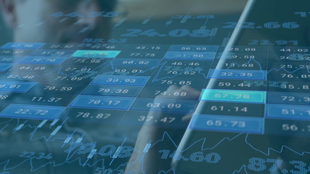 animazione di un rapporto numerico su un uomo d'affari caucasico che lavora su un tablet digitale in ufficio