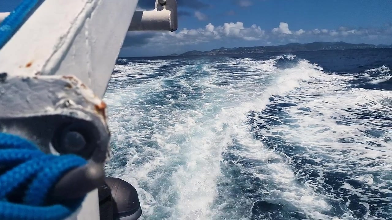 Scia di traghetto che naviga nel Mar dei Caraibi tra Saint Barthelemy e l'isola di St. Maarten, slow motion.