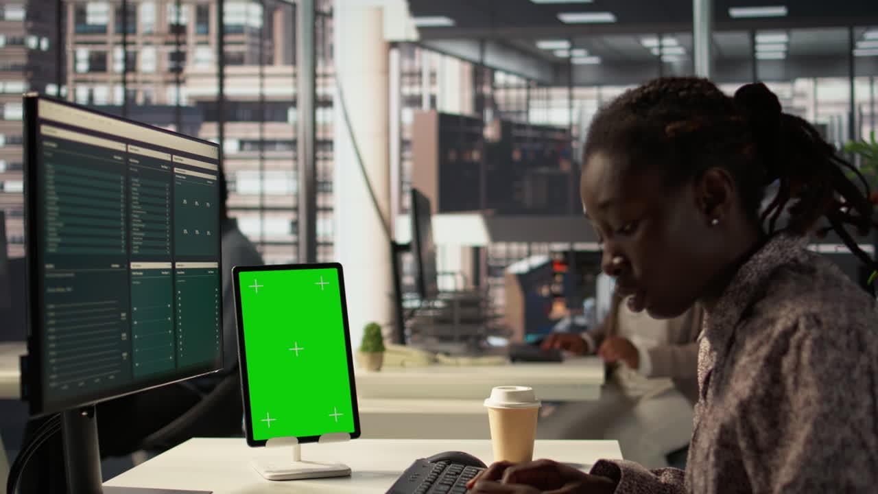 donna che lavora al computer in un ufficio moderno