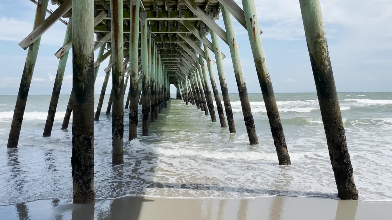 olas bajo el muelle del océano myrtle beach