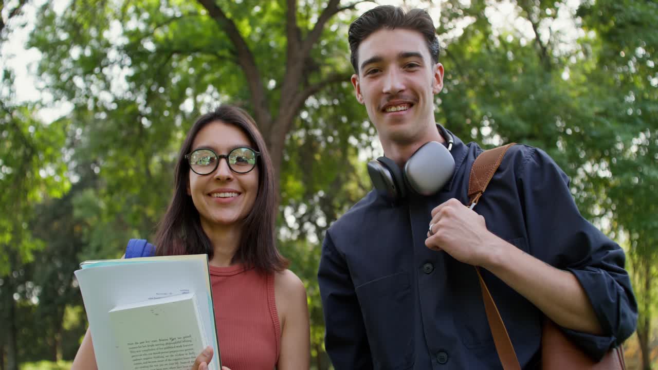 estudiantes caminando en un parque