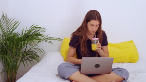 Mujer-Feliz-Trabajando-En-Una-Computadora-Portátil-En-Casa