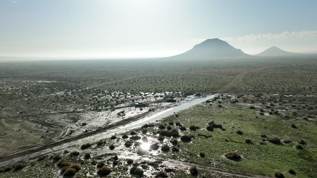camiones atrapados y abandonados en el desierto de mojave después de las tormentas monzónicas: revelación de retroceso aéreo
