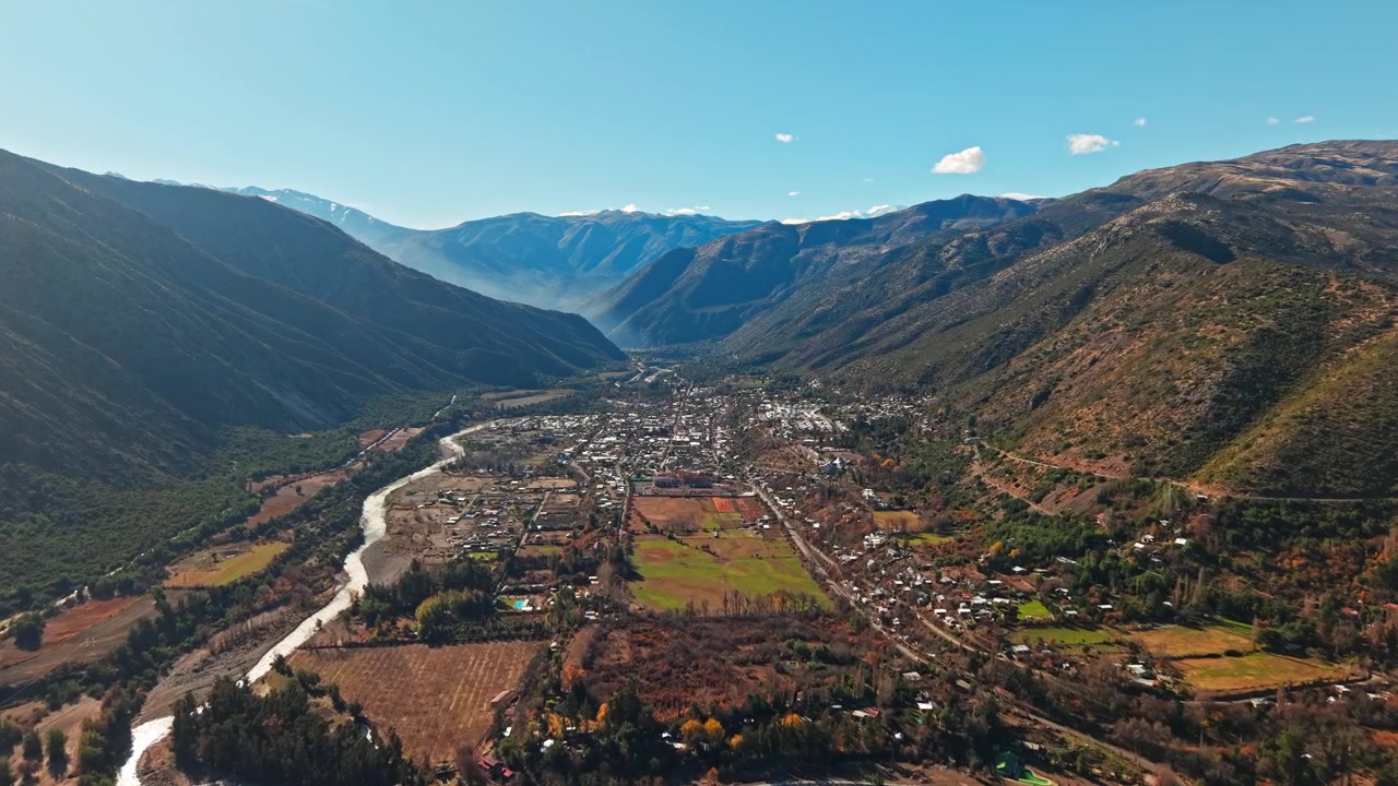 Vista panoramica di San Jose de Maipo nel canyon Cajon del Maipo, Cile. Aerea
