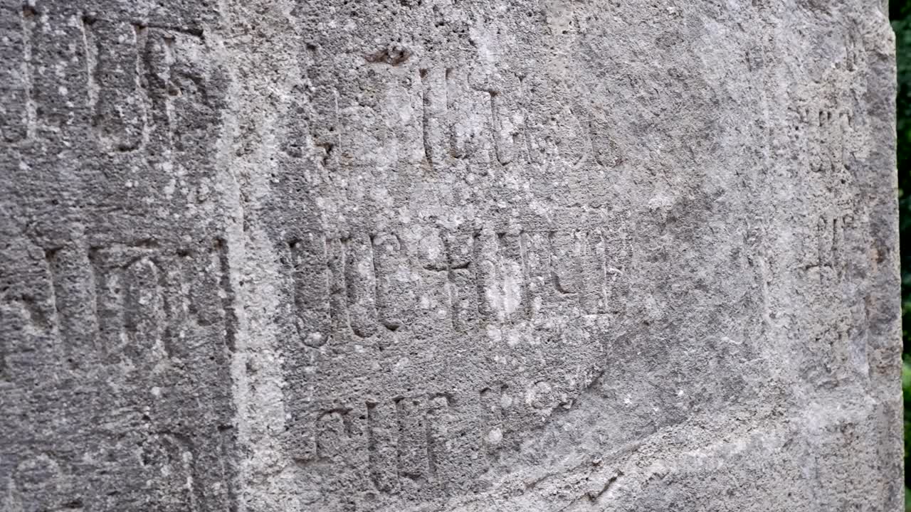 antigua escritura grabar tallada en piedra en un antiguo monasterio en armenia