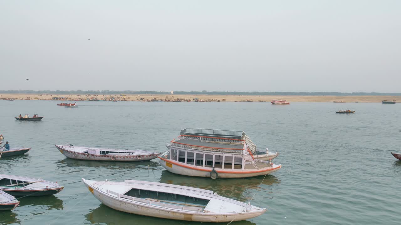 movimiento del tiempo del río ganges en varanasi.