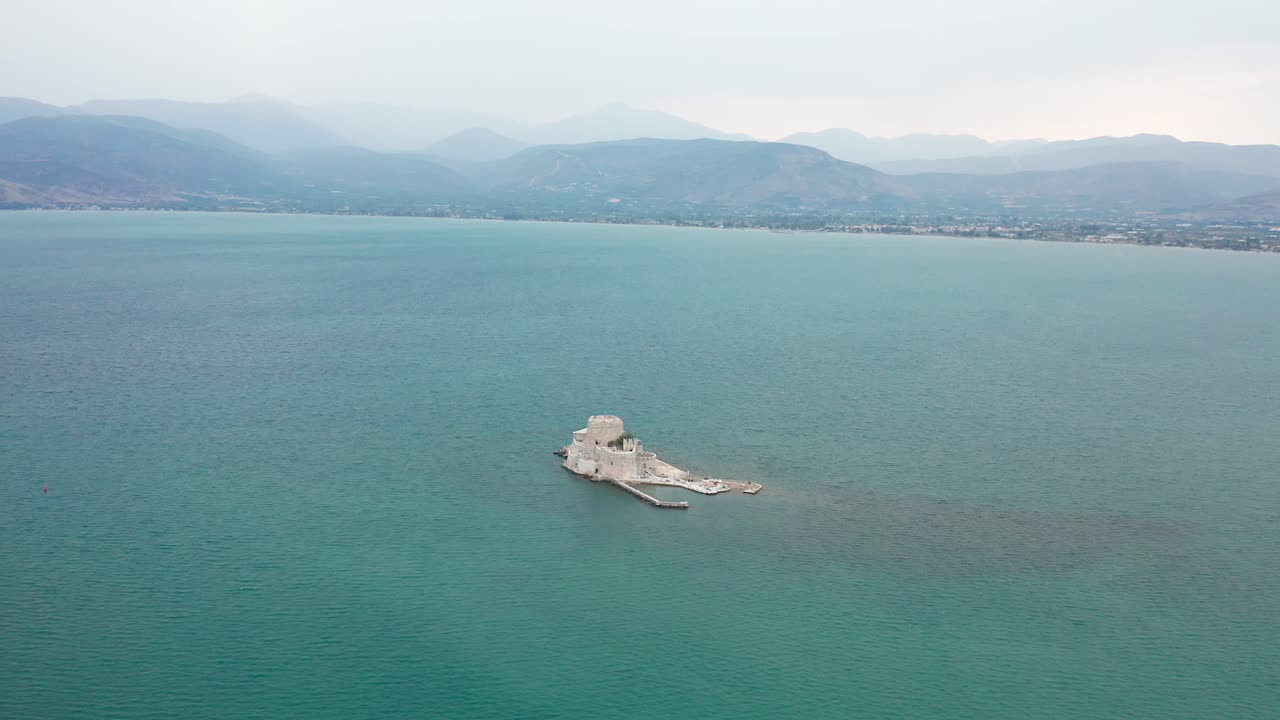 산들과 물 한가운데에 있는 부르치 성의 파노라마 샷