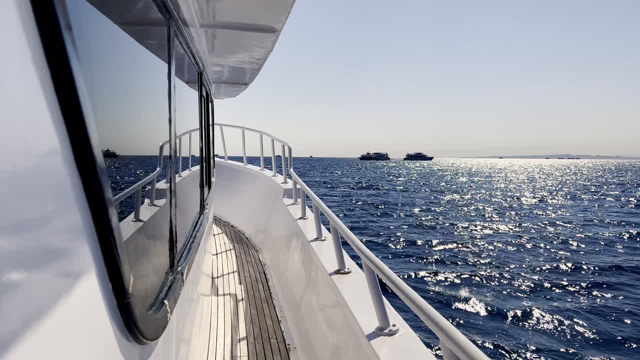 Kreuzfahrtschiff fährt über das Rote Meer in Ägypten - POV.