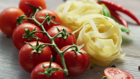 racimos de pasta cruda con tomates