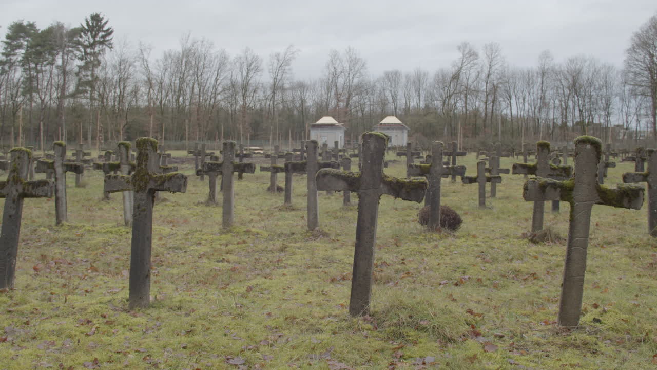 inclínese hacia abajo desde el cielo nublado hasta los crucifijos en el cementerio abandonado