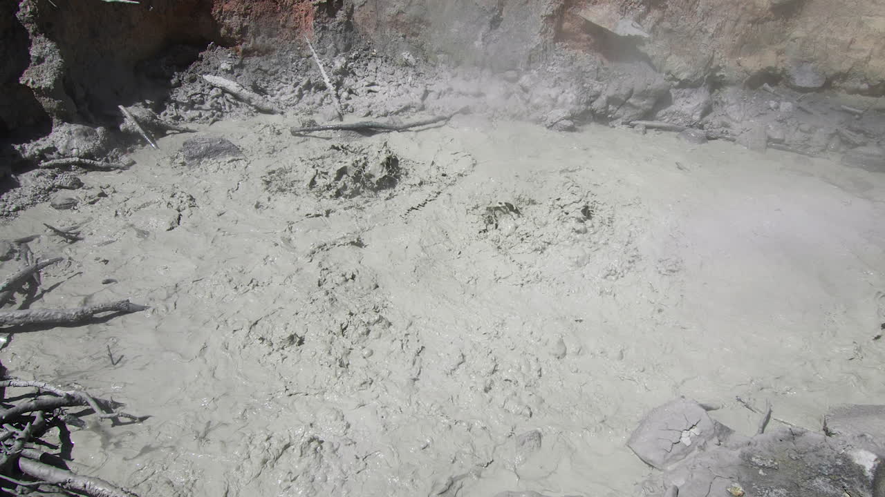 горшок с кипящей грязью, вулканический национальный парк лассен, медленное увеличение