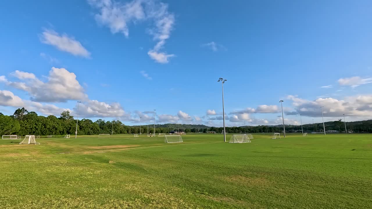 은 하늘 을 가진 조용 한 축구장