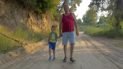 caminar con el abuelo.