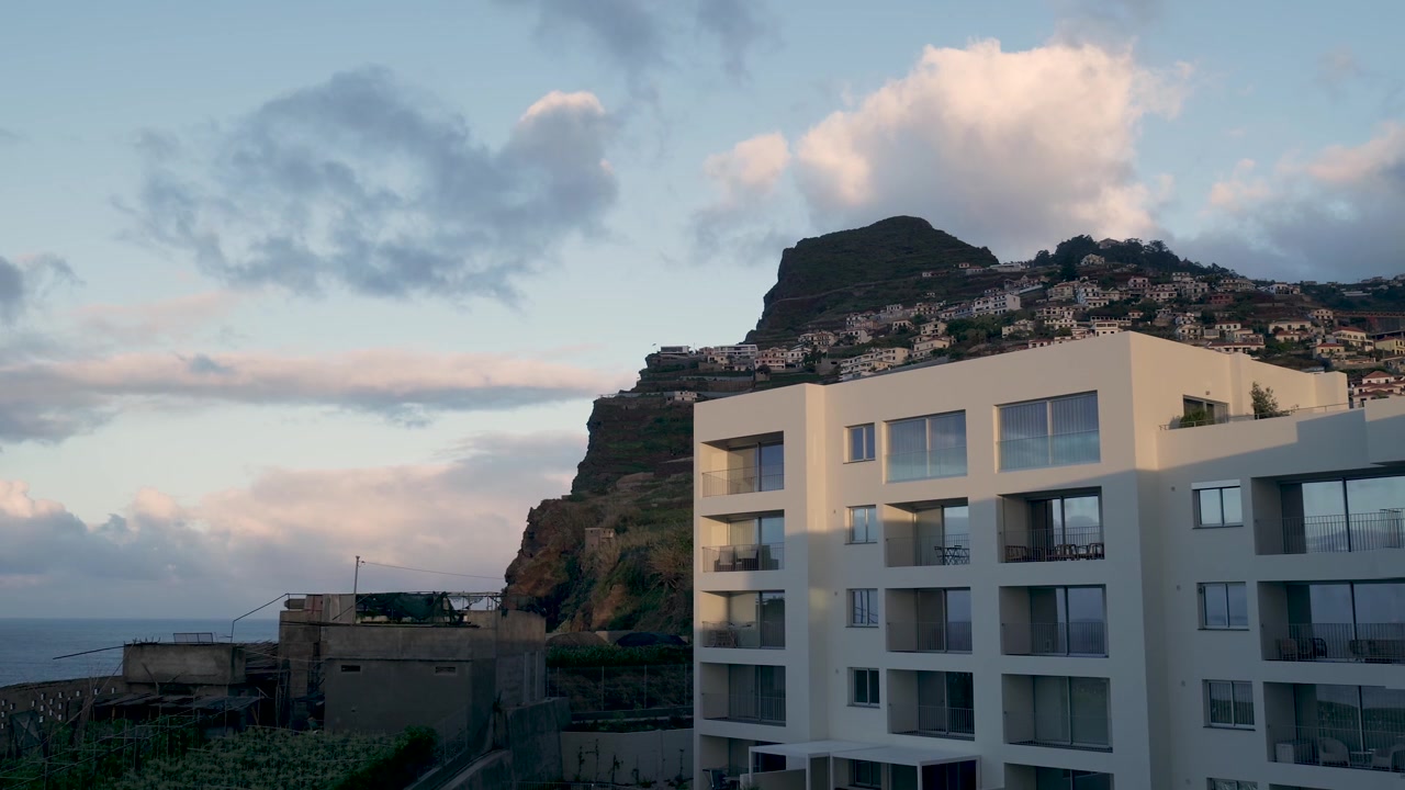 Edifício de Apartamentos Moderno Situado em um Penhasco com Vista para o Oceano