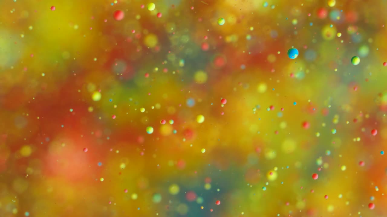 movimiento caótico abstracto de partículas en el espacio. movimiento lento colores brillantes burbujas pintura de aceite universo moviéndose multicolor de cerca. pintura acrílica. superficie hipnótica fantástica. big bang. nanotecnología.