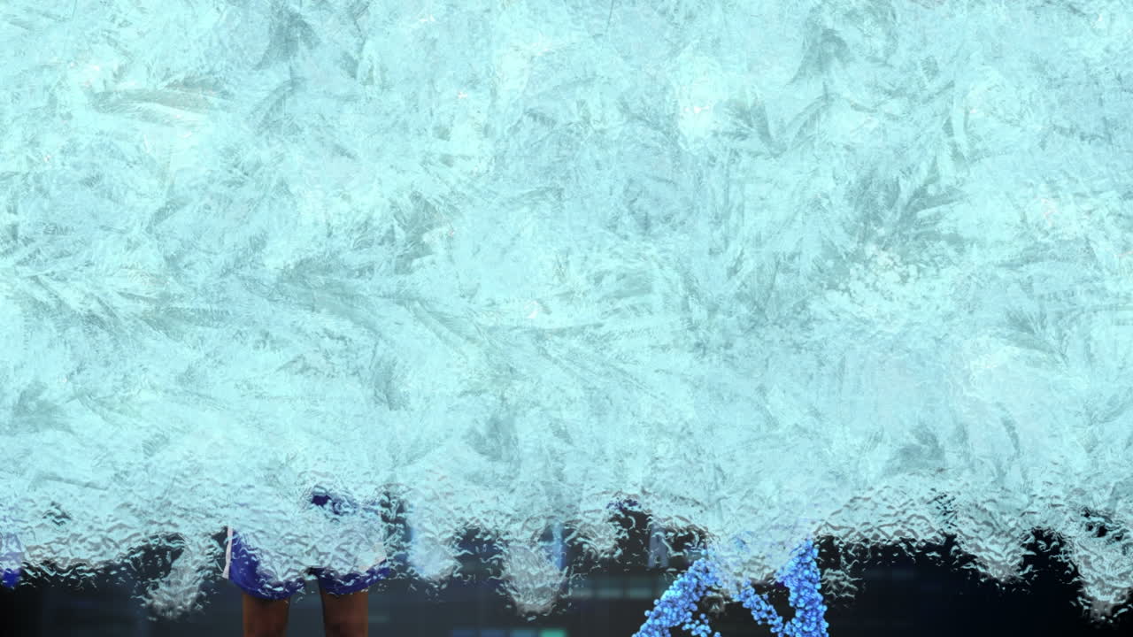 animación de cadena de adn y procesamiento de datos sobre una jugadora de fútbol femenina biracial cubierta de hielo