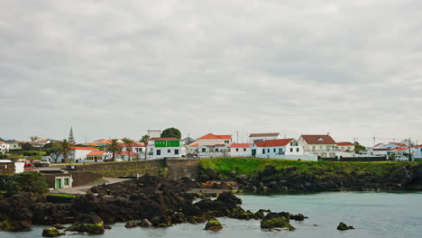 pequeña ciudad local situada en la costa rocosa de las islas azores, océano atlántico, portugal