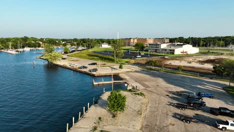 área-De-Acceso-Público-Para-Pesca,-Paseos-En-Bote-Y-Recreación