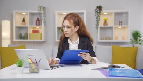 женщина, работающая на дому, занимающаяся исследованиями.