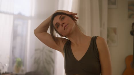 mujer estirando el cuello