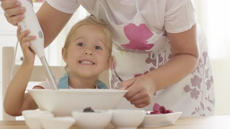 Ernstes-Hübsches-Kleines-Mädchen,-Das-Sich-Aufs-Backen-Konzentriert