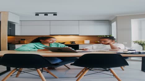 dos mujeres jóvenes estudiando en casa