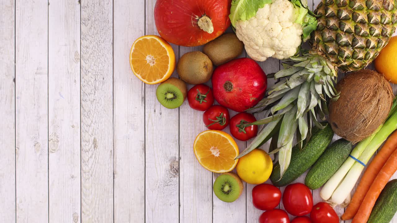 las verduras y frutas aparecen en el lado derecho del tema de madera. detenga el movimiento