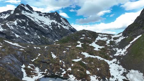 Vista-Aérea-Panorámica-De-La-Caminata-Blavatnet-En-Noruega,-Que-Muestra-Majestuosas-Montañas-Y-Lagos-Cubiertos-De-Nieve.