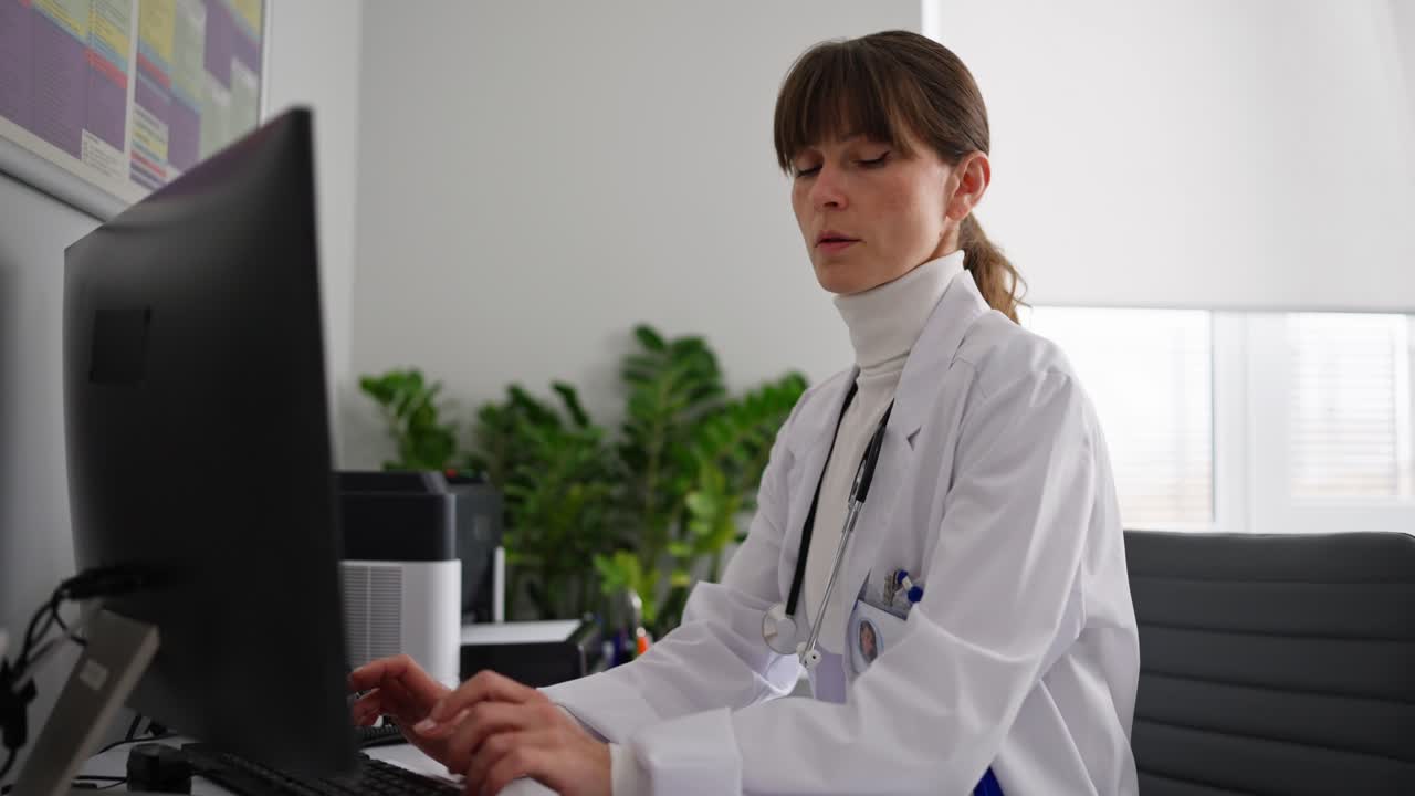 médico trabajando en computadora