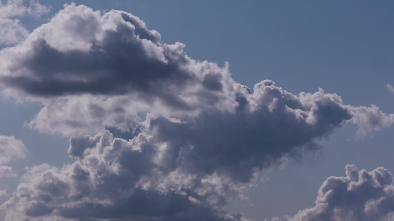 회색 구름이 형성되고 성장하는 시간 경과