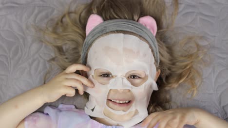 Niña-Adolescente-Aplicando-Mascarilla-Facial-Hidratante.-Niño-Niño-Cuida-La-Piel-Con-Mascarilla-Facial-Cosmética