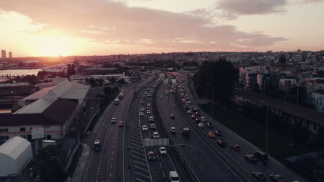 Vista-Por-Drones-Del-Tráfico-De-Transporte-De-Automóviles-En-Una-Autopista-Al-Atardecer-En-La-Ciudad-De-Estambul,-Türkiye