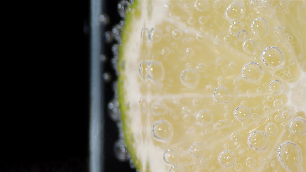 공기 거품으로 물 에 담긴 신선한 석회.