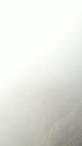 una misteriosa niebla que envuelve las majestuosas montañas del lago como, italia