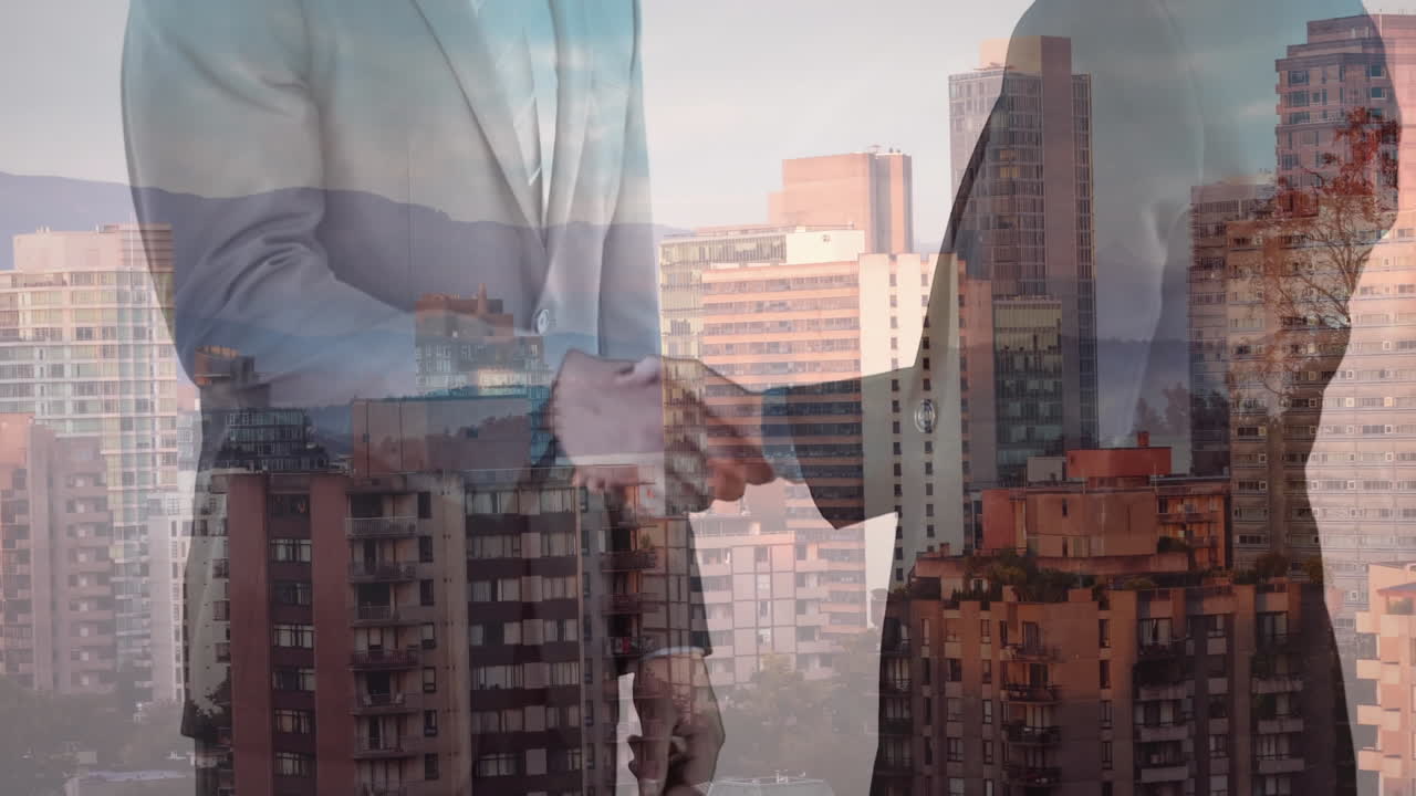 video compuesto de la sección media de un hombre de negocios y una mujer de negocios estrechando la mano contra el paisaje urbano