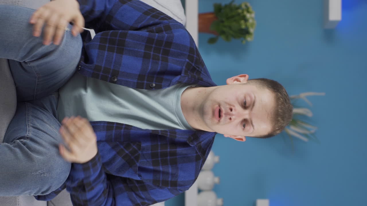 video vertical de un hombre estresado.