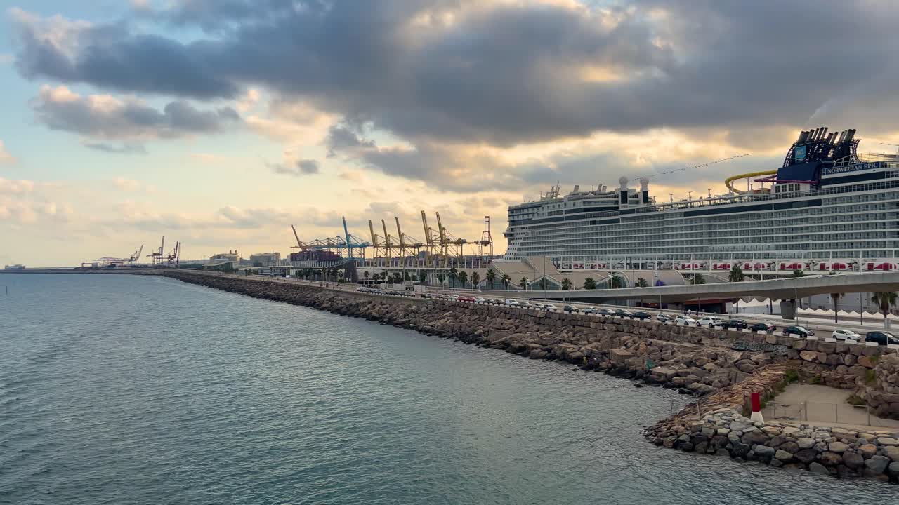 백그라운드에서 바르셀로나 포트 페리 주차 크레인